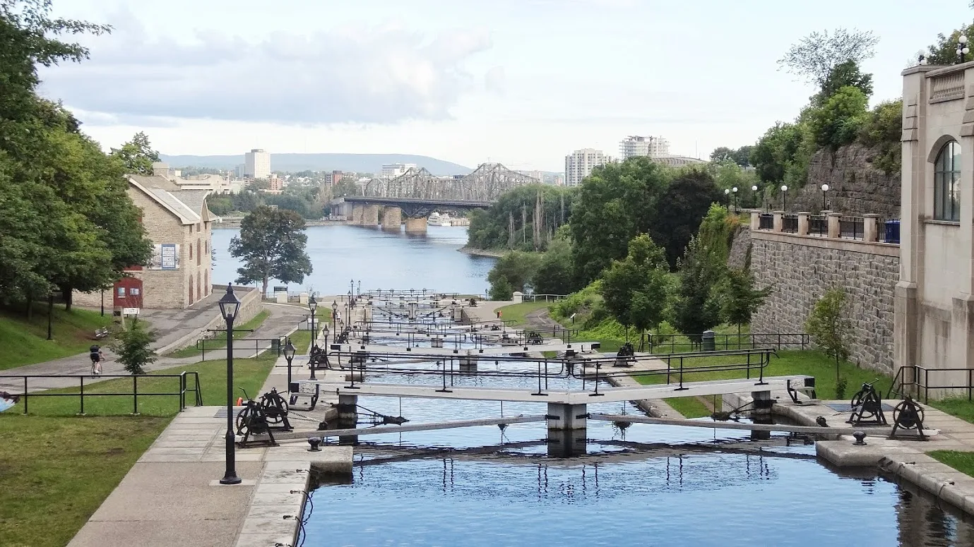 File:Rideau Canal National Historic Site in the morning.JPG - Wikimedia  Commons