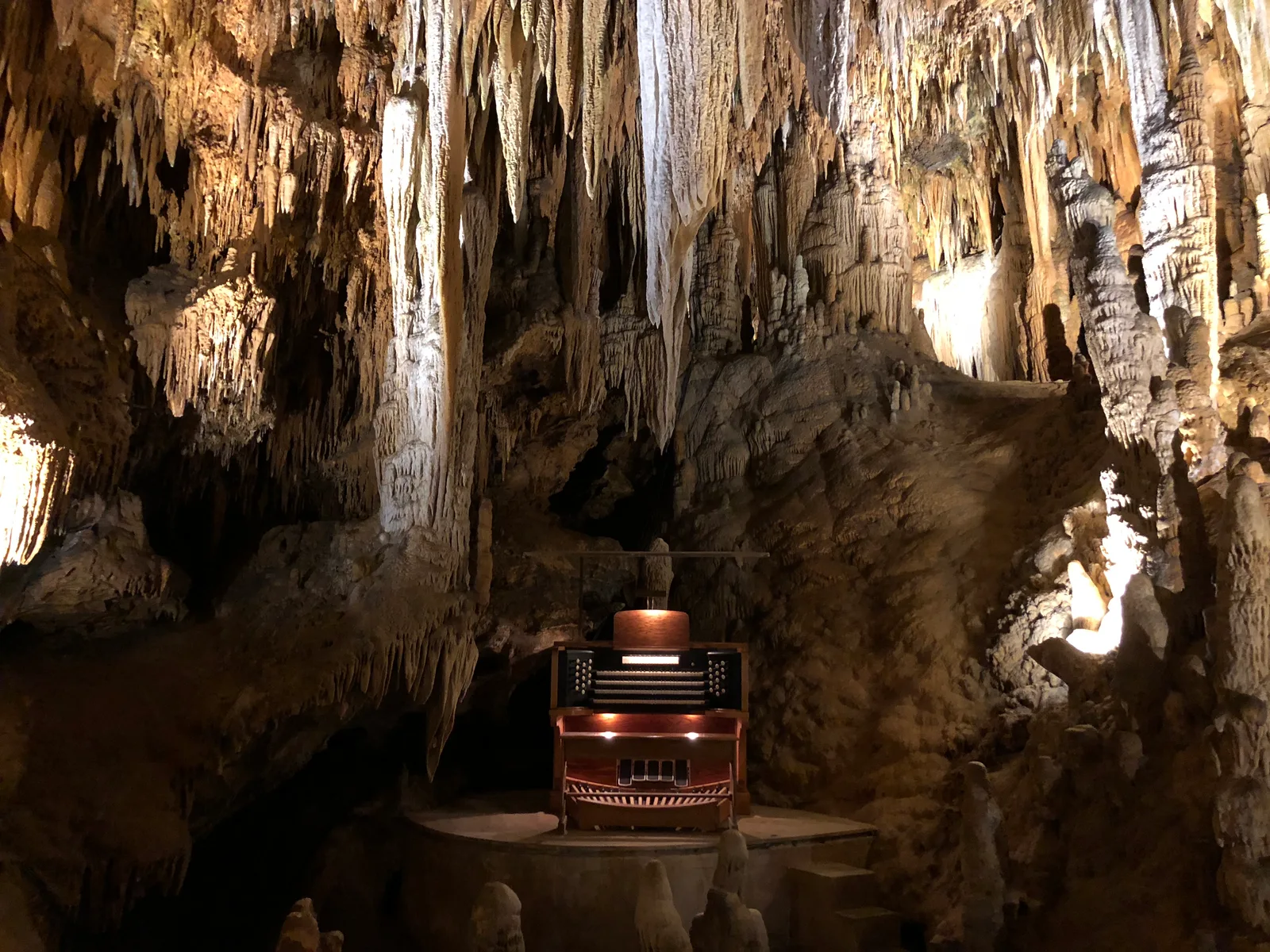 File:2018-04-28 16 19 36 The Great Stalacpipe Organ within Luray Caverns in Luray, Page County, Virginia.jpg - Wikimedia Commons